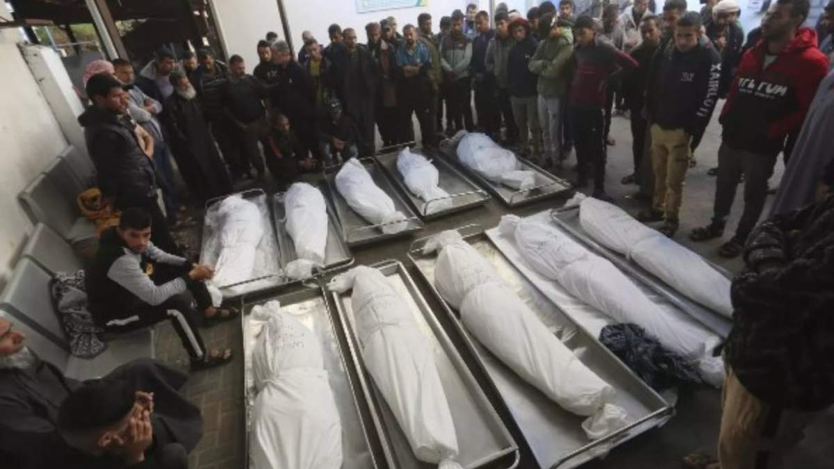Palestinos lloran sobre los cadáveres de familiares asesinados en un bombardeo israelí sobre la Franja de Gaza, en Rafah
