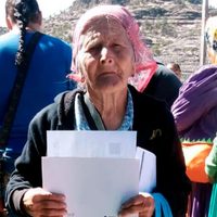 Mujer tarahumara de 81 años termina la primaria… y va por su secundaria