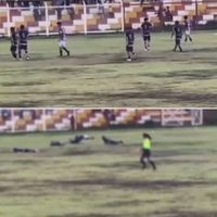 Rayo mata a futbolista en Perú en pleno partido y deja al menos cuatro heridos (Video)