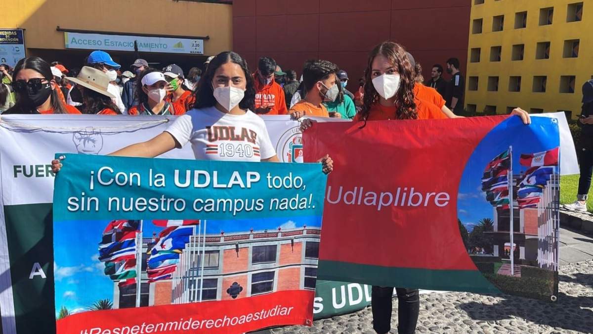 Protesta de estudiantes y padres de familia en la UDLAP