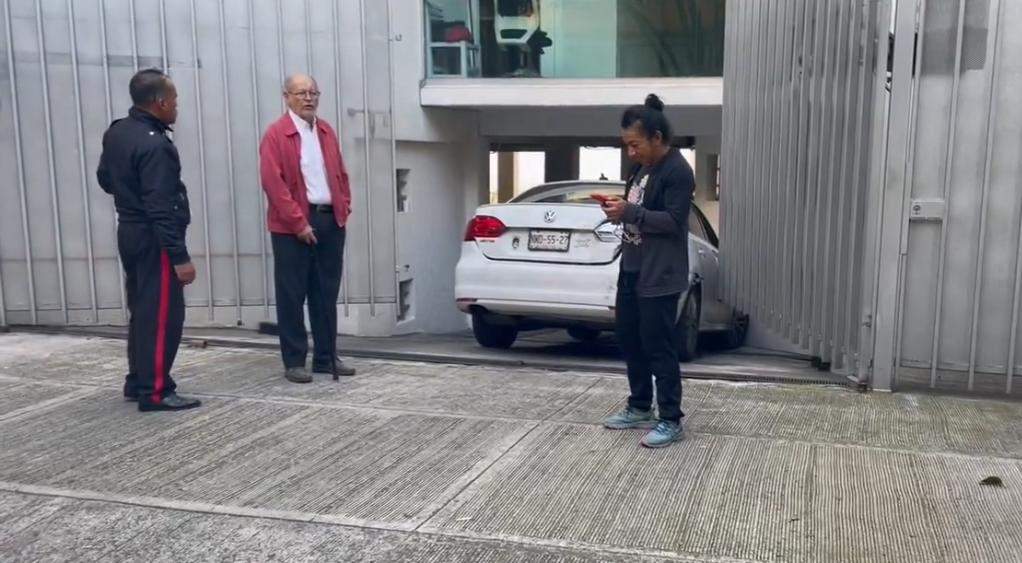 Automóvil dañó un inmueble