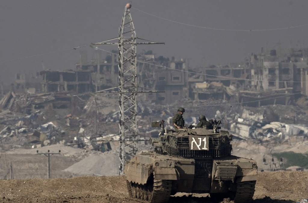 Soldados israelíes observan la devastada Franja de Gaza