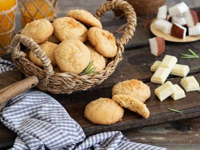 Con 1 huevo y sin gluten: galletas de naranja y coco, una receta fácil que se deshacen en la boca