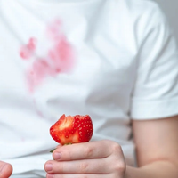 El truco exprés para eliminar manchas de frutos rojos sin esfuerzo y sin dañar tu ropa