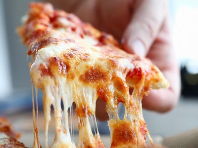 Pizza con bordes rellenos: fácil y riquísima, alentá a la selección con esta suculenta receta que es un golazo