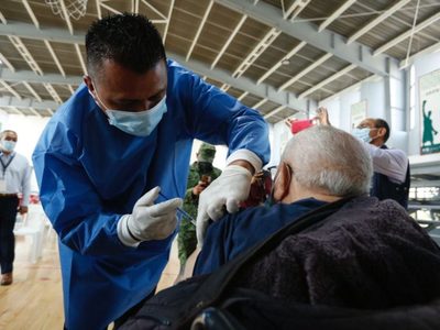 Comienzan a vacunar a mayores de 60 años en prisiones