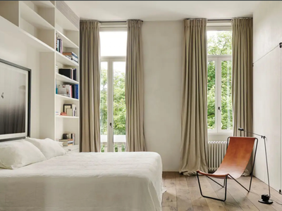 Vas a dejar de sufrir con ventanas pequeñas: tips de decoración para que tu living o dormitorio se vean más grandes