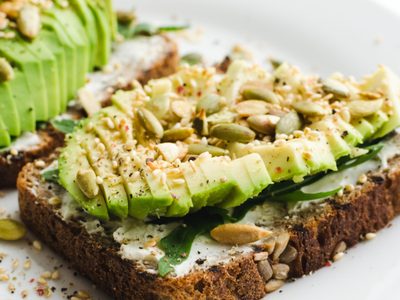 Pan proteico sin harinas: con pocos ingredientes, delicioso y perfecto para hacer tostados