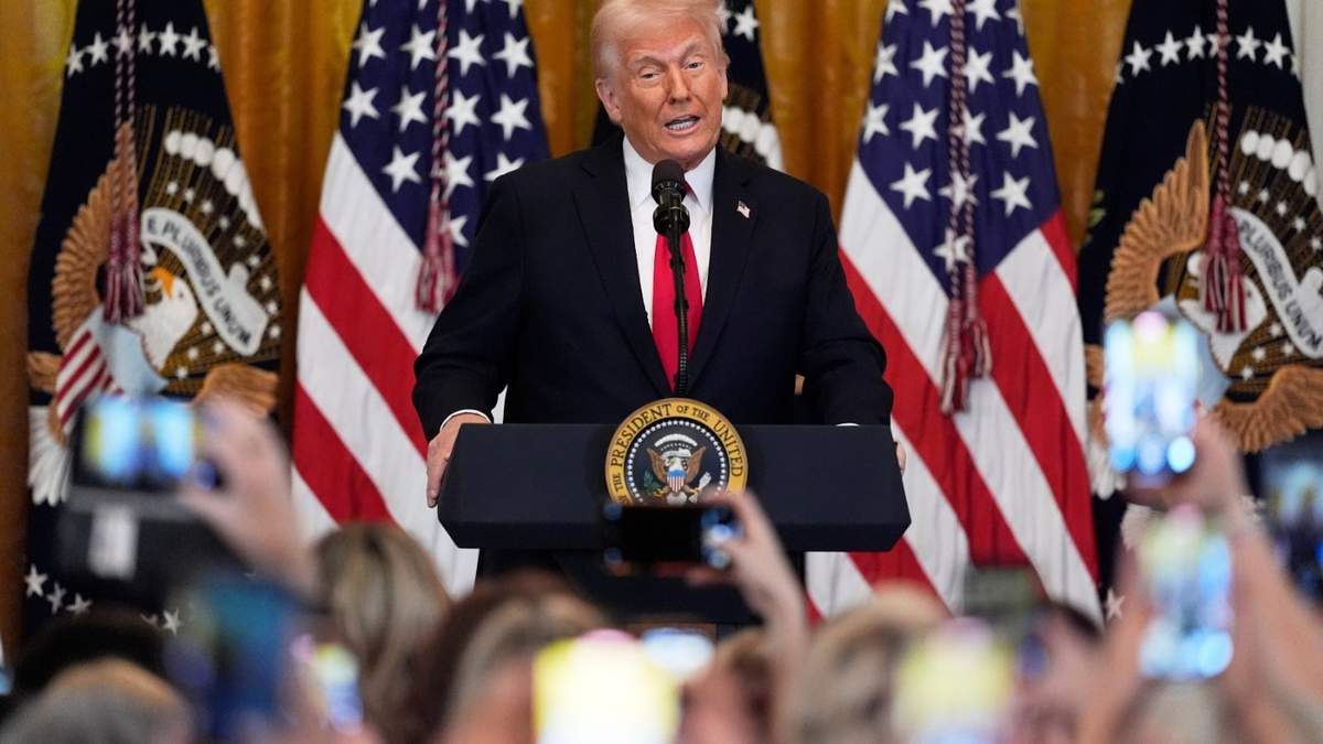 El presidente de Estados Unidos, Donald Trump, habla en un acto de celebración por el Mes de Historia de las Mujeres en la Sala Este de la Casa Blanca, el miércoles 26 de marzo de 2025, en Washington