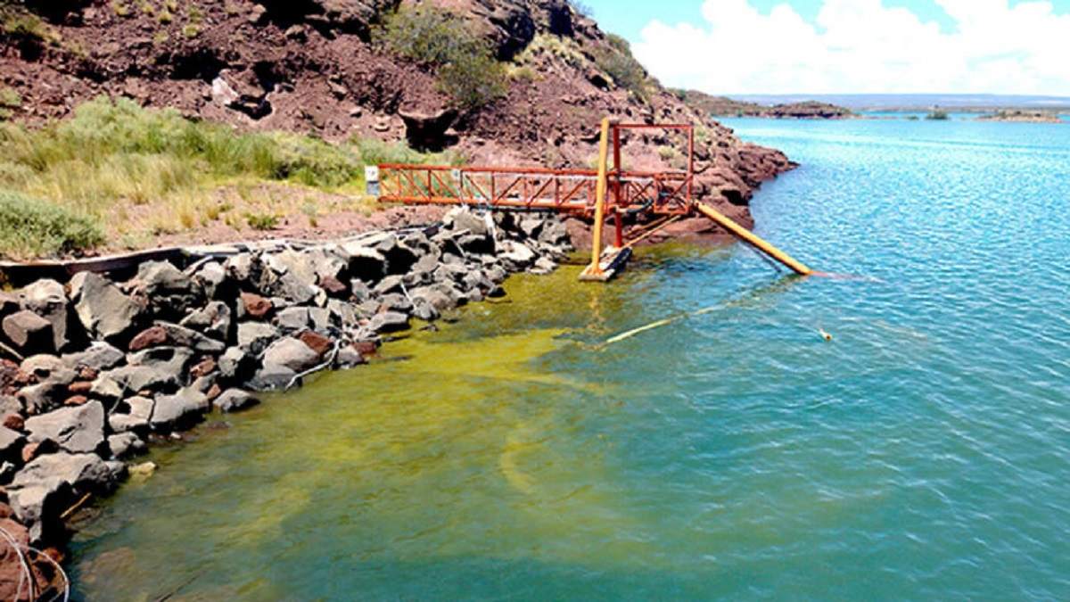 Presencia de cianobacterias en Villa El Chocón. Fuente: (Facebook)