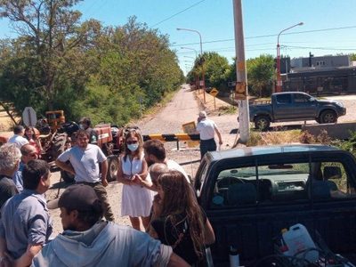 Tensión entre chacareros de Cipolletti y la Policía por una barrera sobre ruta 22