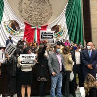 Oposición revienta discusión sobre fideicomisos con toma de tribuna en San Lázaro