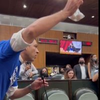 "Aquí traigo lo que le faltó: un par de huevos”, reclama panista a Farías por irse a MC (Video)