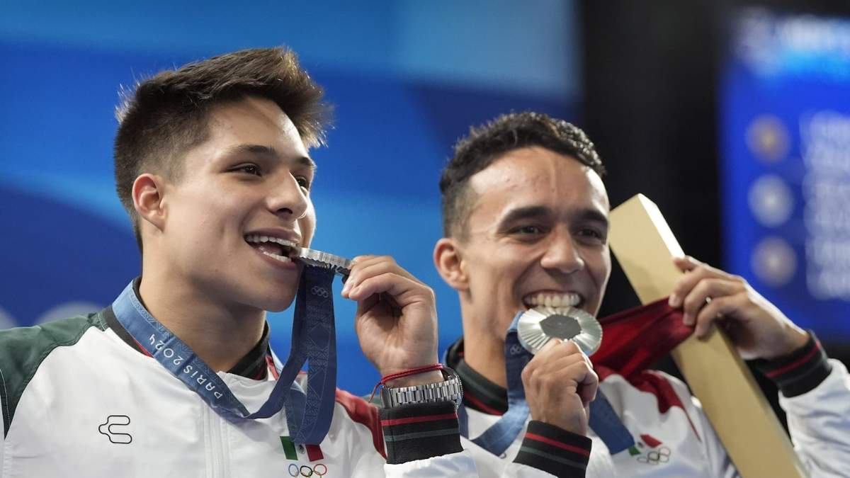 Osmar Olvera y Juan Manuel Celaya Hernandez muerden su medalla de plata