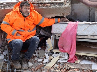 Se viraliza la imagen de un papá que no suelta la mano de su hija muerta por el sismo en Turquía