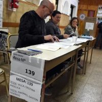 Insólito: un adolescente orinó las boletas en el cuarto oscuro