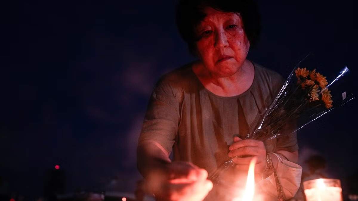 Una visitante enciende varas de incienso en el Parque Conmemorativo de la Paz antes de la ceremonia del 80 aniversario del bombardeo atómico de Estados Unidos contra Hiroshima durante la Segunda Guerra Mundial