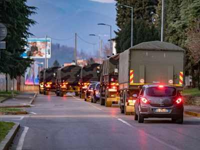 Dramáticas escenas en Italia: Camiones del ejército trasladan féretros ante el colapso de los cementerios