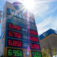 5 dólares por galón: el precio de la nafta en Estados Unidos alcanzó un precio nunca antes visto