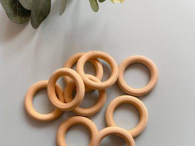 Nunca más tires las argollas de madera de tus viejas cortinas, transformalas en una bonita bandeja en minutos
