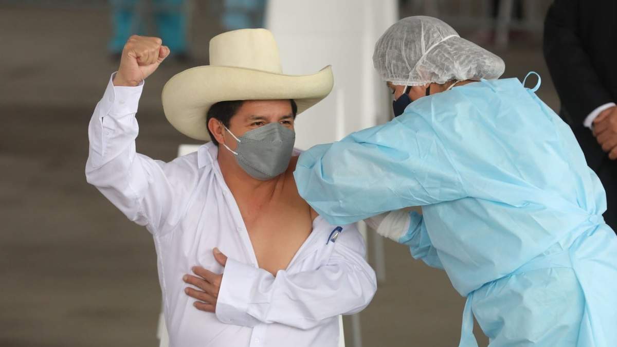El presidente de Perú, Pedro Castillo, recibió la primera dosis de la vacuna contra el coronavirus. Fuente: (Twitter)