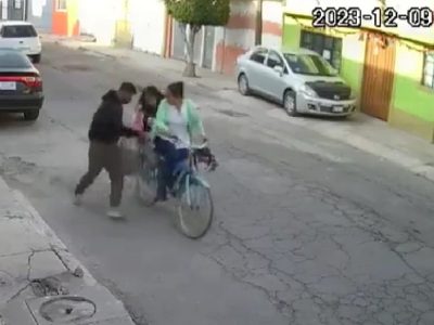 A golpes de bolsa y empujones, mujer impide el rapto de su hija en Ecatepec, Estado de México