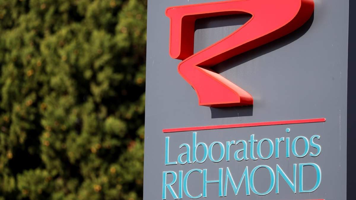 El logo de Laboratorios Richmond en su actual sede de producción en la provincia de Buenos Aires. Fuente: (Twitter)
