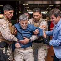 El ministro de Seguridad de Córdoba probó un guante eléctrico para reducir delincuentes