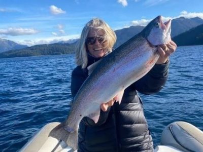 Una turista capturó una trucha arcoíris de más de 6 Kilos en el Lago Nahuel Huapi