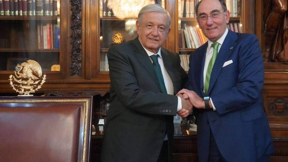 El presidente Andrés Manuel López Obrador y el presidente de Iberdrola, Ignacio Galán, en una reunión en abril