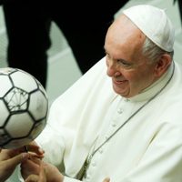 Un fanático más: la estrecha relación del Papa Francisco con el fútbol