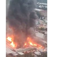 Se incendia una fábrica de bicicletas en calzada Coltongo, Azcapotzalco (Video)