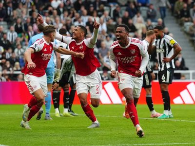 El Arsenal remonta y vence 2-1 al Newcastle y se acerca al líder de la Premier League, el Liverpool
