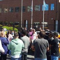 Choferes protestan en el centro de Neuquén Capital en contra de Taxi Rosa