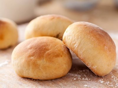 Sin manteca y sin amasar: prepará estos deliciosos pancitos de leche y lucite a la hora del mate