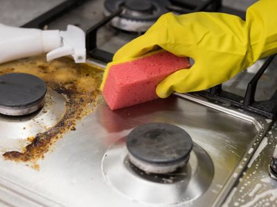 En minutos y sin esfuerzo: el secreto de las abuelas para dejar las hornallas de la cocina impecables