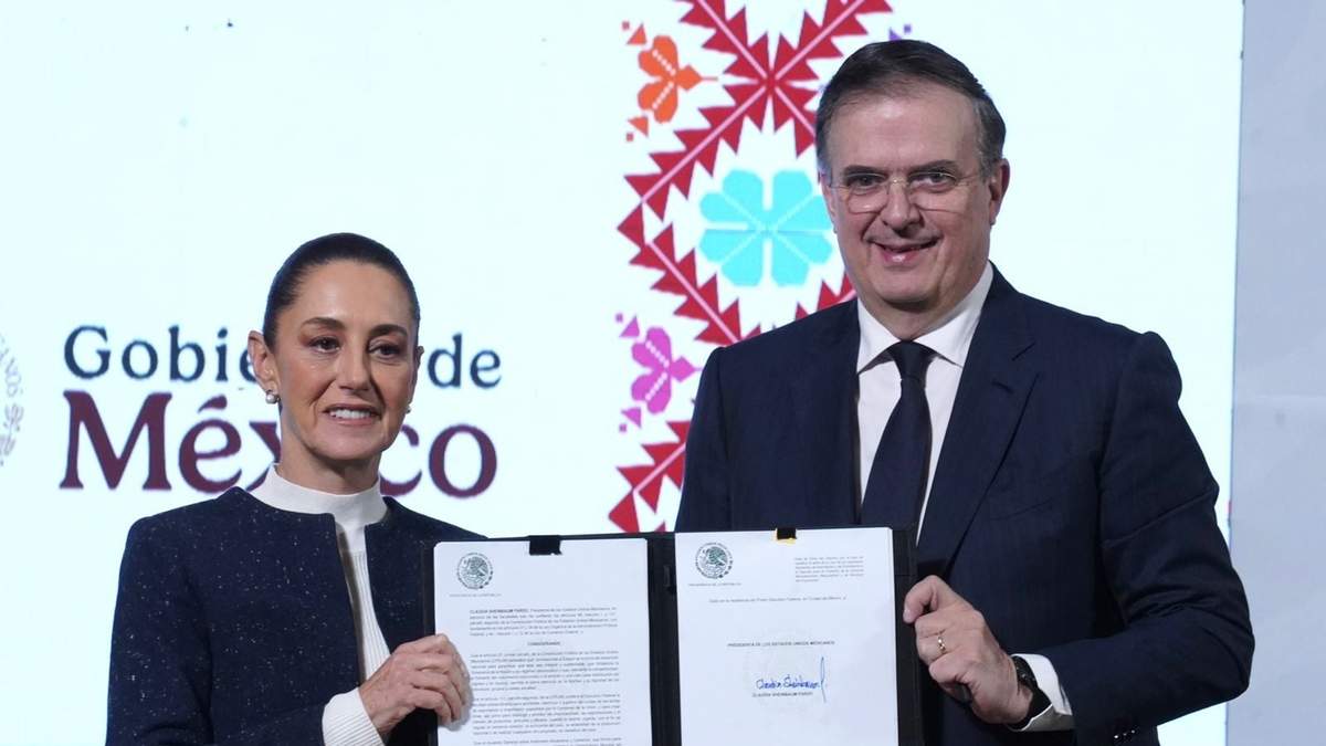 Claudia Sheinbaum y Marcelo Ebrard muestran el decreto de aranceles