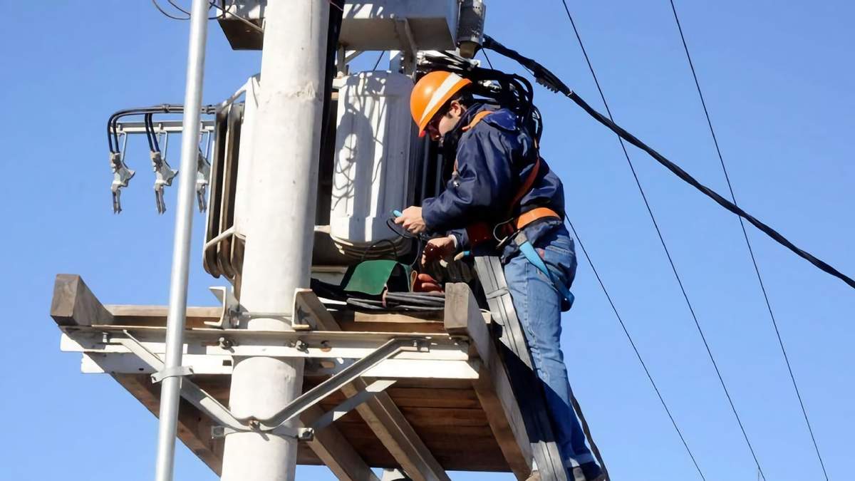 Trabajo para el mantenimiento del suministro de luz. Fuente: (Twitter)