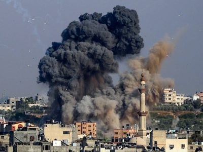 Bombardeos israelíes destruyen un edificio de 12 pisos en la Franja de Gaza
