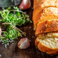No tires el pan duro: hacé estos chips de pan de ajo con esta receta simple y deliciosa