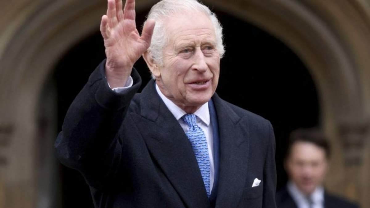 El rey Carlos III de Inglaterra saluda al salir después de asistir a la misa de Maitines de Pascua en la Capilla de San Jorge, en el Castillo de Windsor, Inglaterra, el 31 de marzo de 2024