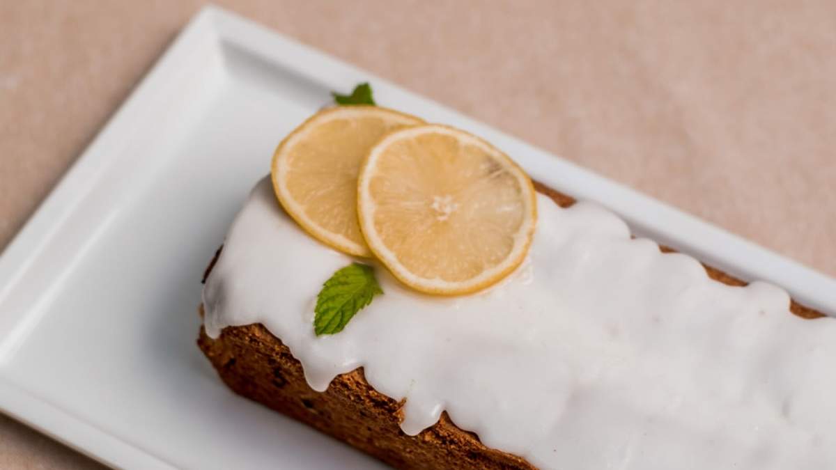 Budín de limón y frutilla. Fuente: (Valentinos Catering)