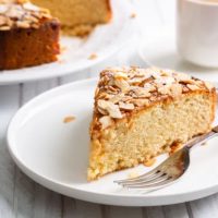 Bizcocho proteico con leche vegetal y claras: la receta fácil que va de diez con tu mate o café