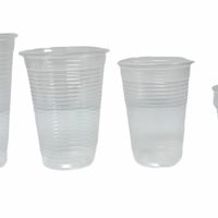 No tires los vasos de plástico vacíos: creá esto tan útil para guardar tus pinceles con mucho estilo