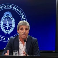 Luis Caputo habló sobre la negociación con el FMI y aseguró que el dólar no se va a disparar