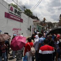 Maestros protestan en instalaciones del INE en Guerrero; exigen cancelar la Reforma del ISSSTE