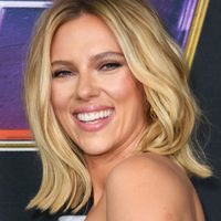 ¡Por descuidada! A Scarlett Johansson se le corrió el vestido y el ángulo la traicionó dejando ¡Todo