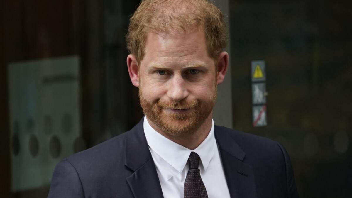 El príncipe Enrique de Inglaterra ganó el viernes su demanda por hackeo telefónico contra el editor del Daily Mirror