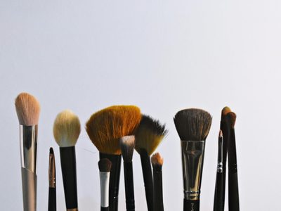 ¿Párpados caídos? Este delineado está de moda y es el truco de maquillaje que rejuvenece