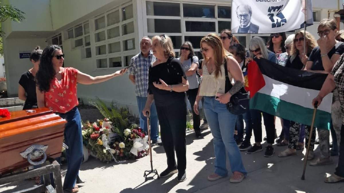 Sara Mansilla, integrante de la APDH de Neuquén despidió a Wálter Pérez, y enfatizó su compromiso con los Derechos Humanos y el periodismo. Fuente (Marcelo Castro)